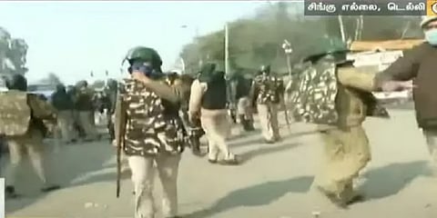 டெல்லி சிங்கு எல்லை: விவசாயிகளுக்கு எதிரான போராட்டத்தில் தள்ளுமுள்ளு - போலீஸ் தடியடி