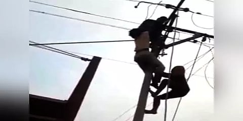 மின்சாரம் தாக்கி உயிருக்கு போராடிய மின்வாரிய பணியாளர்: உயிருடன் மீட்ட பொதுமக்கள்!