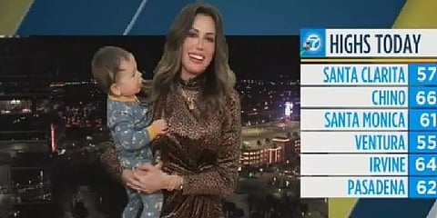 நேரலையில் வானிலை அறிக்கை வாசித்த தாய்: க்யூட்டாக குறுக்கே வந்த குழந்தை - வீடியோ!