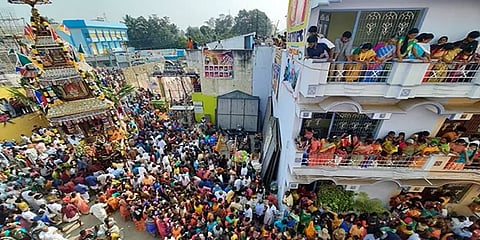 தருமபுரி: தைபூசத் தேர் திருவிழா... அரோகரா கோஷத்துடன் தேரை வடம்பிடித்து இழுத்த பெண்கள்