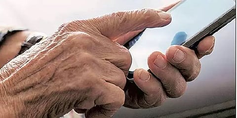 உயிருடன் உள்ள முதியவருக்கு இறப்புச் சான்றிதழ்; நிலத்துக்காக மருமகன் செய்த காரியம்!