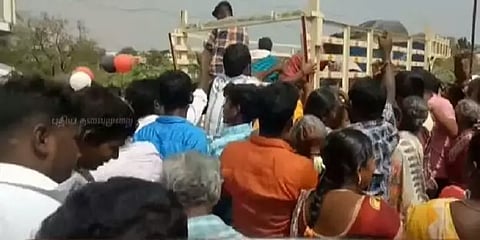 “பணமும், பிரியாணியும் எங்கே?” முதல்வர் வரவேற்பிற்கு அழைத்து வரப்பட்டவர்கள் வாக்குவாதம்