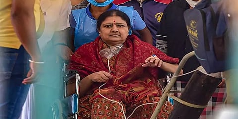 காரின் முகப்பில் அதிமுக கொடி: மருத்துவமனையில் இருந்து டிஸ்சார்ஜ் ஆனார் சசிகலா!