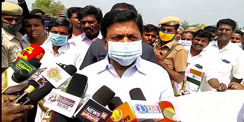"நான் நினைத்தால் சசிகலா ஒழிக என ஒரு லட்சம் போஸ்டர் ஒட்டுவார்கள்"- சி.வி.சண்முகம்