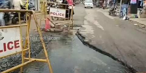 காரைக்குடி: பாதாளச்சாக்கடை குழிகளால் அவதிக்குள்ளாகும் வாகன ஓட்டிகள்