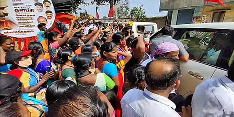 சென்னை: குடியிருப்புகோரி மு.க.ஸ்டாலினை வழிமறித்து மனு கொடுத்த நரிக்குறவர் இன மக்கள்