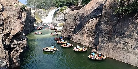 ஞாயிறு விடுமுறையை கொண்டாட ஒகேனக்கல்லில் குவிந்த சுற்றுலா பயணிகள்