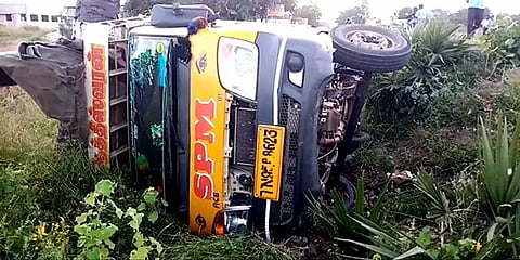 விருதுநகர்: லோடு ஆட்டோ கவிழ்ந்து ஒருவர் உயிரிழப்பு... ஐந்து பேர் மருத்துவமனையில் அனுமதி