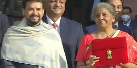 டிஜிட்டலில் மத்திய பட்ஜெட்: இந்திய தயாரிப்பு டேப்லெட்டை பயன்படுத்தும் நிர்மலா சீதாராமன்