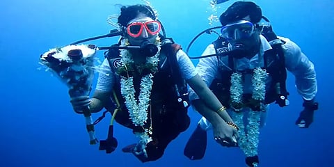 புதுச்சேரி: இந்து முறைப்படி ஆழ்கடலில் நடந்த திருமணம்