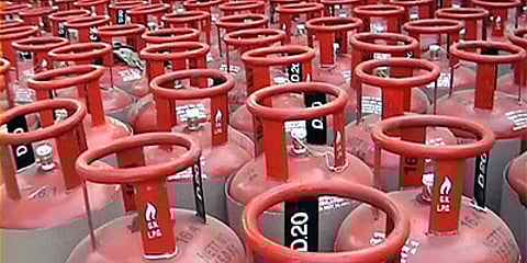 ஒரு கோடி ஏழை குடும்பங்களுக்கு சமையல் எரிவாயு இணைப்பு வழங்க இலக்கு: நிர்மலா சீதாராமன்