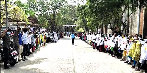 சிதம்பரம்: மருத்துவக் கல்லூரி மாணவர்கள் ஒற்றைக்காலில் நின்று நூதன போராட்டம்