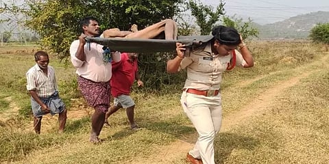 ஆந்திராவில் அடையாளம் தெரியாதவரின் உடலை 2 கிமீ தூக்கிச்சென்ற பெண் காவலர்; குவியும் பாராட்டு