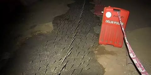 விவசாயிகள் முன்னேறுவதை தடுக்க நடவடிக்கை: சாலையில் ஆணிகளை பதித்த காவல்துறை!