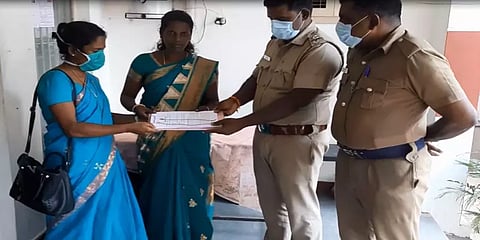 பேருந்தில் கண்டெடுத்த தங்க கொலுசு: காவல்நிலையத்தில் ஒப்படைத்த பெண்