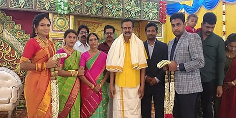 தஞ்சை: தந்தை இல்லாத குறையை தத்ரூப சிலை மூலம் நிவர்த்தி செய்த சகோதரி... நெகிழ்ச்சி சம்பவம்