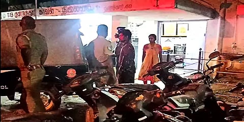 காதல் ஜோடியிடம் விசாரணை... காவல் நிலையத்தில் பிளேடால் கையை அறுத்துக்கொண்ட காதலன்