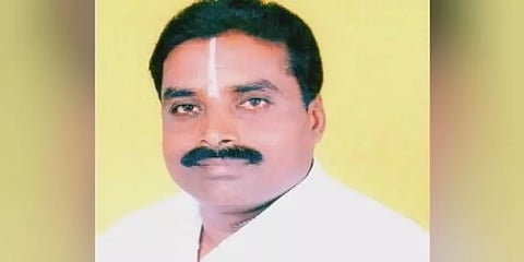 பள்ளி நிகழ்ச்சியில் சிலம்பம் சுற்றி அசத்திய நாங்குநேரி எம்.எல்.ஏ