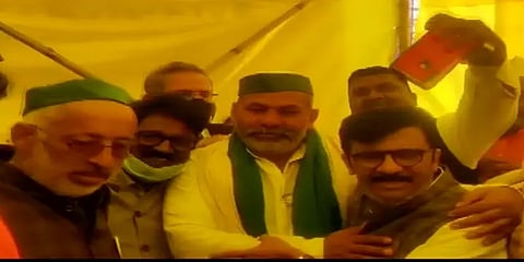 ''அரசு ஈகோ காட்டக் கூடாது!" - விவசாயிகள் போராட்டக்குழு தலைவரை சந்தித்த சிவசேனா எம்.பிக்கள்