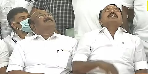 காக்கா ஓட்டிய அமைச்சர்கள் செங்கோட்டையன், ஜெயக்குமார் - பிரஸ் மீட்டில் நிகழ்ந்த சுவாரஸ்யம்