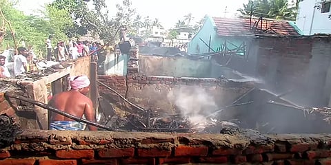 நாகை: தீ விபத்தில் 7 வீடுகள் எரிந்து நாசமானது... நகை மற்றும் பணம் எரிந்து சேதம்