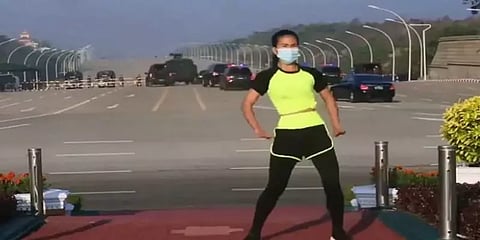 மியான்மர் வைரல்: ஆட்சி கவிழ்ப்பு நாளில் ஏரோபிக்ஸ் பயிற்சியாளர் பதிந்த வீடியோ!