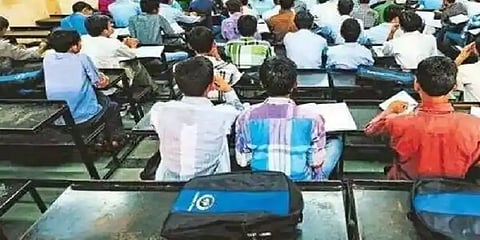 சமூகநீதி திட்டத்தின் கீழ் வெளிநாடுகளில் படிக்கும் மாணவர்கள் - மத்திய அரசு சொல்வதென்ன?