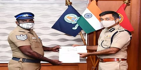 சென்னை: பணம், நகையுடன் சாலையில் கிடந்த பை... உரியவரிடம் ஒப்படைத்த காவலருக்கு பாராட்டு