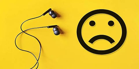 செவியில் இருந்து பிரிக்கமுடியாத சாதனமாகிவிட்ட 'இயர் போன்கள்' - எச்சரிக்கும் வல்லுநர்கள்!