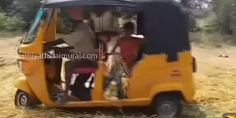 விளைநிலத்தில் ஆட்டோவை கட்டிப் போரடித்த விவசாயி - வீடியோ!