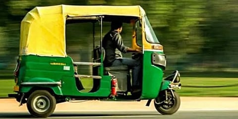 பெங்களூர்: பயணி தவறவிட்ட ரூ.2.6 லட்சம் - தேடிக் கண்டுபிடித்து ஒப்படைத்த ஆட்டோ ஓட்டுநர்!