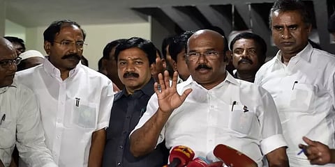 "அதிமுக கொடியை சசிகலா பயன்படுத்தக் கூடாது" - டிஜிபியிடம் அமைச்சர்கள் மீண்டும் புகார்