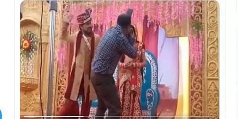 மணப்பெண்ணையே வளைத்து வளைத்து போட்டோ எடுத்த புகைப்படக்காரரை அடித்த மாப்பிள்ளை ! - வீடியோ