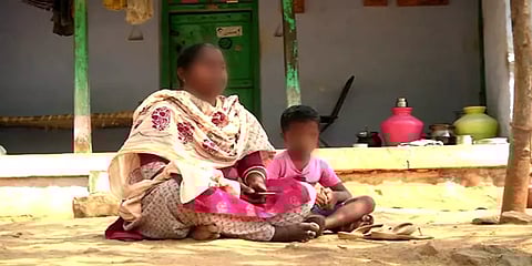 நாமக்கல்: கணவரோடு சேர்த்து வையுங்கள்; வீட்டின் முன்பு 6 வயது மகனுடன் இளம் பெண் தர்ணா