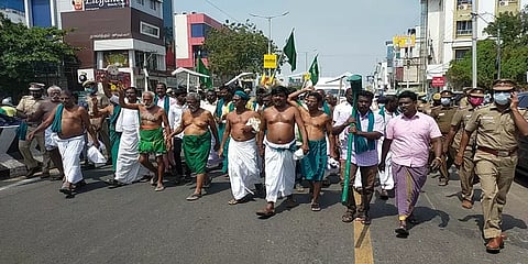 திருச்சியில் ஏர்க்கலப்பையுடன் சாலையில் படுத்து விவசாயிகள் மறியல் போராட்டம்