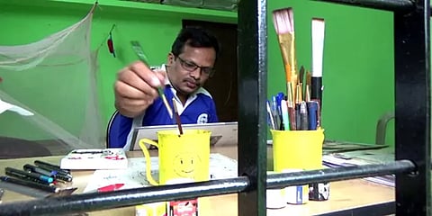 ஓவியங்கள் மூலம் வரலாற்று நிகழ்வுகள் குறித்து விழிப்புணர்வு - அசத்தும் கேரள ஓவியர்!