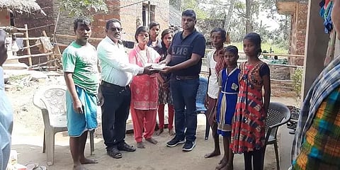 பி.டெக் படிக்க விரும்பிய ஒடிசா ஏழை மாணவி: நேரில் சென்று நிதி வழங்கிய செந்தில்குமார் எம்.பி