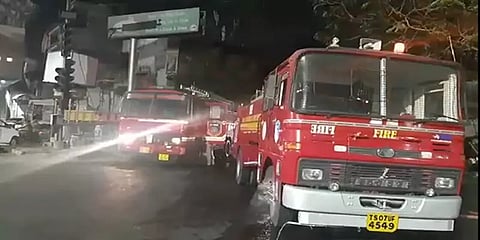 தெலங்கானா: துணிக் கடைகளில் ஏற்பட்ட தீ விபத்து... 5 கடைகள் முற்றிலும் எரிந்து சேதம்