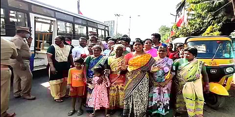 முதல்வர் பேச இருந்த மேடை அருகே திடீரென சாலை மறியலில் ஈடுபட்ட பொதுமக்கள்