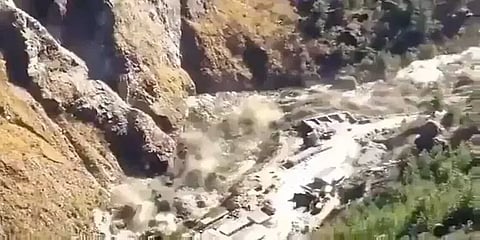 'உயிர் பிழைத்த தருணம்' : உத்தராகண்ட் நிலச்சரிவில் மீண்டவரின் மகிழ்ச்சி வீடியோ!