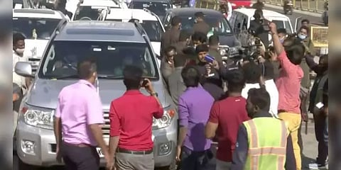 அதிமுக கொடி கட்டிய வேறு காரில் சசிகலா