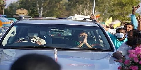 சசிகலாவை வரவேற்க திரண்ட தொண்டர்கள்… திணறும் போலீஸ்!