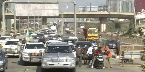 துரத்திய இளைஞர்... விருப்பத்தை ஏற்று செல்ஃபி எடுத்துக்கொண்ட சசிகலா (வீடியோ)