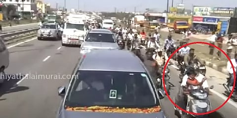 சசிகலாவை பார்த்து டாட்டா காட்டி செல்ஃபி எடுத்து குஷியான சிறுவன்!