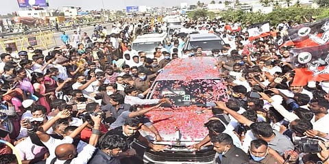 சிறைவாசம் முடிந்து தமிழகம் திரும்பும் சசிகலா... ஆரவார வரவேற்பு! - புகைப்படத் தொகுப்பு