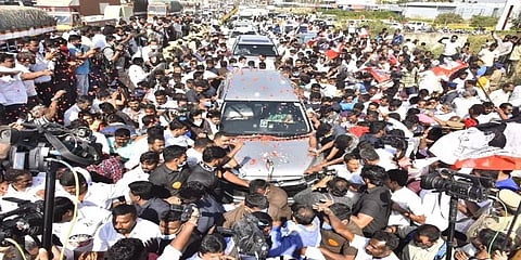 'சின்னம்மா வருக! வருக!' - அதிமுக கொடியில் சசிகலாவிற்கு வரவேற்பு