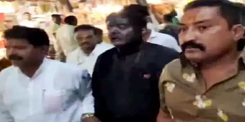 உத்தவ்வை விமர்சித்த பாஜக தலைவர் மீது மை ஊற்றிய சேலை கட்ட முயற்சித்த சிவசேனா தொண்டர்கள்