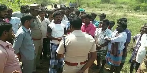 பொது மயானத்தில் இடம் மறுப்பு : இறந்தவர் சடலத்தை புதைப்பதில் இருதரப்பினரிடையே வாக்குவாதம்