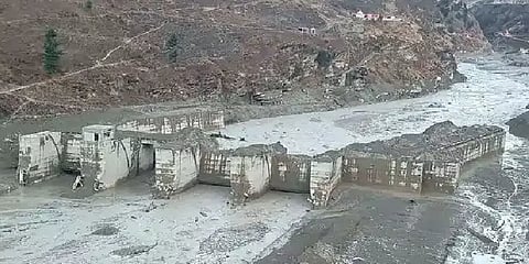 உறைந்த பனி ஏரிகள் குளிர்காலத்தில் உடைந்தது எப்படி?: வல்லுநர்கள் விளக்கம்