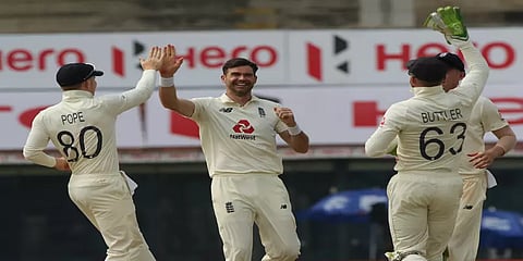 சென்னையில் தோல்வியை தவிர்க்க போராடும் இந்தியா!